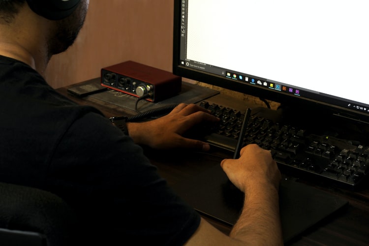 What are freelance communications?