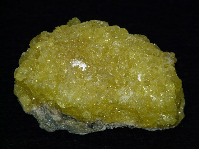What does sulfur smell like